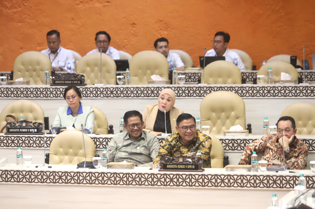 Komisi V DPR menggelar raker dengan Menteri Pekerjaan Umum Dody Hanggodo membahas evaluasi pelaksanaan Prasana Umum dan Infrastruktur Pasca lebaran (Ashar/SinPo.id)