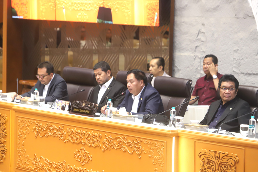 Komisi V DPR menggelar raker dengan Menteri Pekerjaan Umum Dody Hanggodo membahas evaluasi pelaksanaan Prasana Umum dan Infrastruktur Pasca lebaran (Ashar/SinPo.id)