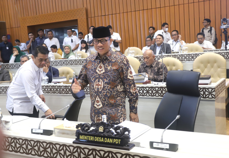 Komisi V DPR gelar raker dengan Menteri Desa dan PDTT Yandri Susanto dan Menteri Transmigrasi Muhammad Iftitah membahas program kerja Anggaran APBN 2025 (Ashar/SinPo.id)