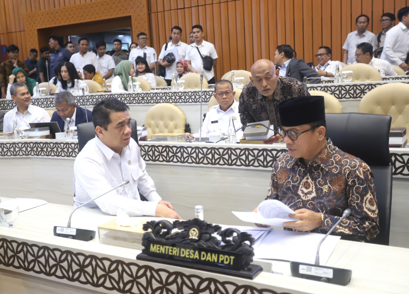 Komisi V DPR gelar raker dengan Menteri Desa dan PDTT Yandri Susanto dan Menteri Transmigrasi Muhammad Iftitah membahas program kerja Anggaran APBN 2025 (Ashar/SinPo.id)