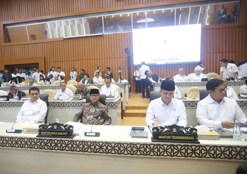 Komisi V DPR gelar raker dengan Menteri Desa dan PDTT Yandri Susanto dan Menteri Transmigrasi Muhammad Iftitah membahas program kerja Anggaran APBN 2025 (Ashar/SinPo.id)