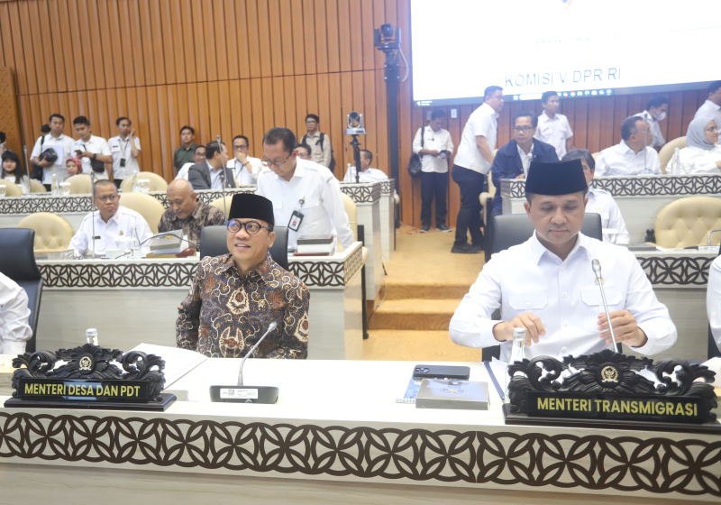 Komisi V DPR gelar raker dengan Menteri Desa dan PDTT Yandri Susanto dan Menteri Transmigrasi Muhammad Iftitah membahas program kerja Anggaran APBN 2025 (Ashar/SinPo.id)