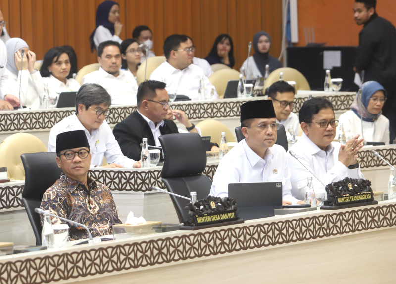 Komisi V DPR gelar raker dengan Menteri Desa dan PDTT Yandri Susanto dan Menteri Transmigrasi Muhammad Iftitah membahas program kerja Anggaran APBN 2025 (Ashar/SinPo.id)