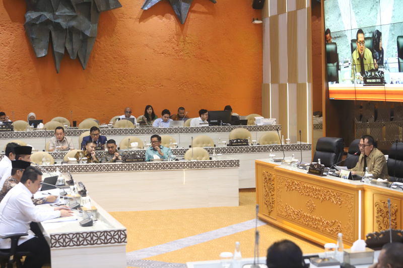 Komisi V DPR gelar raker dengan Menteri Desa dan PDTT Yandri Susanto dan Menteri Transmigrasi Muhammad Iftitah membahas program kerja Anggaran APBN 2025 (Ashar/SinPo.id)