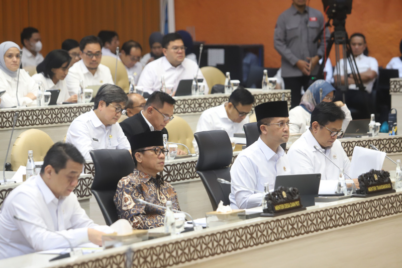 Komisi V DPR gelar raker dengan Menteri Desa dan PDTT Yandri Susanto dan Menteri Transmigrasi Muhammad Iftitah membahas program kerja Anggaran APBN 2025 (Ashar/SinPo.id)