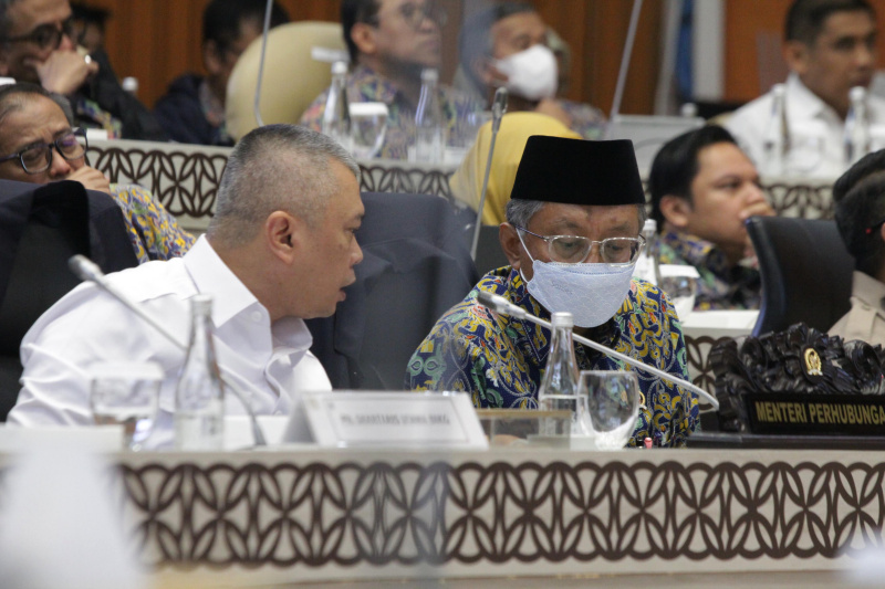 Komisi V DPR gelar raker dengan Menhub membahas evaluasi pelaksanaan arus mudik dan balik lebaran 2025 (Ashar/SinPo.id)