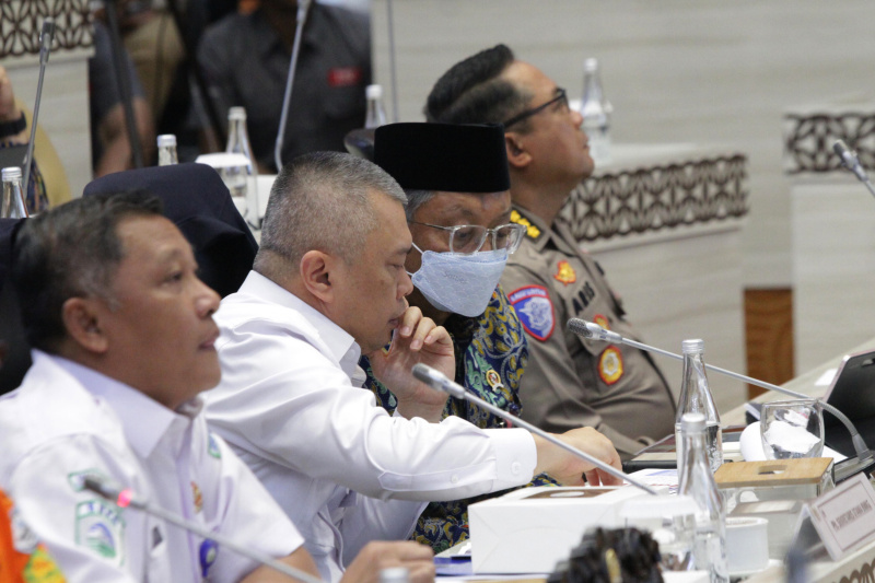 Komisi V DPR gelar raker dengan Menhub membahas evaluasi pelaksanaan arus mudik dan balik lebaran 2025 (Ashar/SinPo.id)