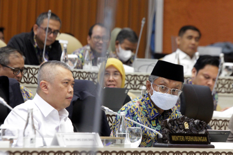 Komisi V DPR gelar raker dengan Menhub membahas evaluasi pelaksanaan arus mudik dan balik lebaran 2025 (Ashar/SinPo.id)