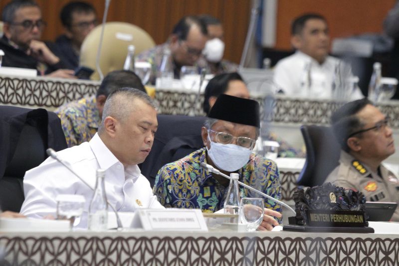 Komisi V DPR gelar raker dengan Menhub membahas evaluasi pelaksanaan arus mudik dan balik lebaran 2025 (Ashar/SinPo.id)