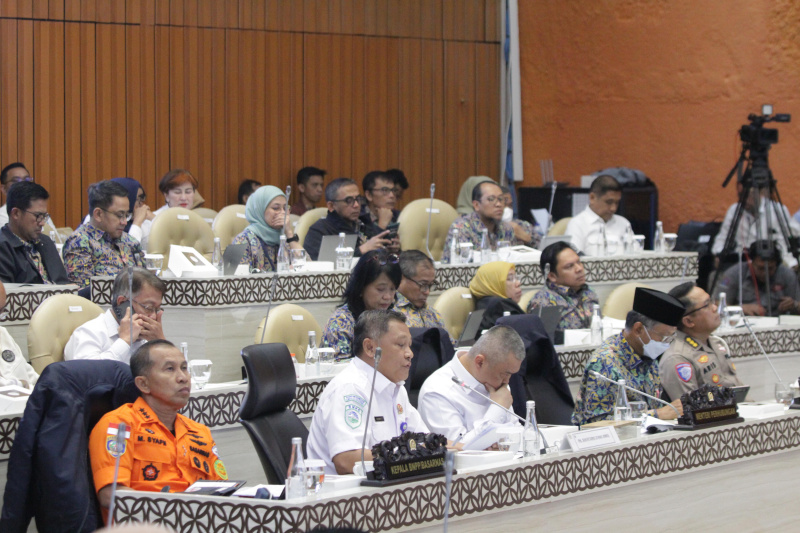 Komisi V DPR gelar raker dengan Menhub membahas evaluasi pelaksanaan arus mudik dan balik lebaran 2025 (Ashar/SinPo.id)
