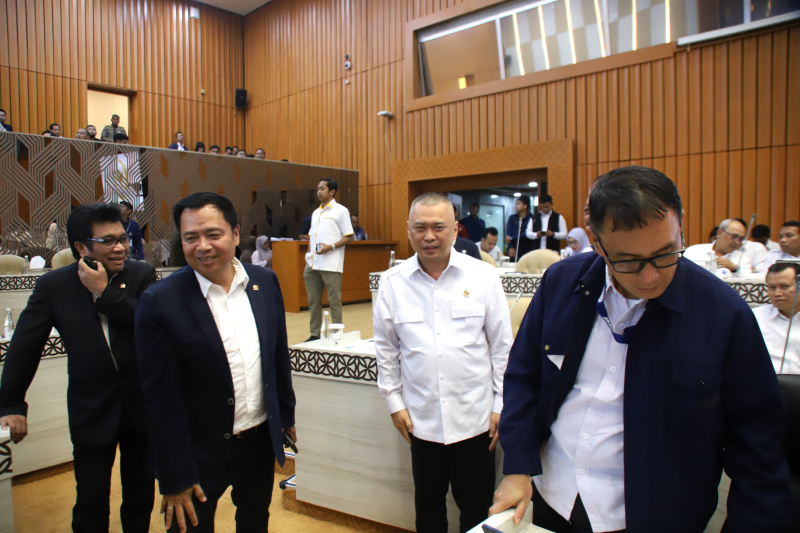 Komisi V DPR menggelar raker dengan Menteri Perhubungan Dudy Purwagandhi membahas Pagu Anggaran TA 2025 (Ashar/SinPo.id)