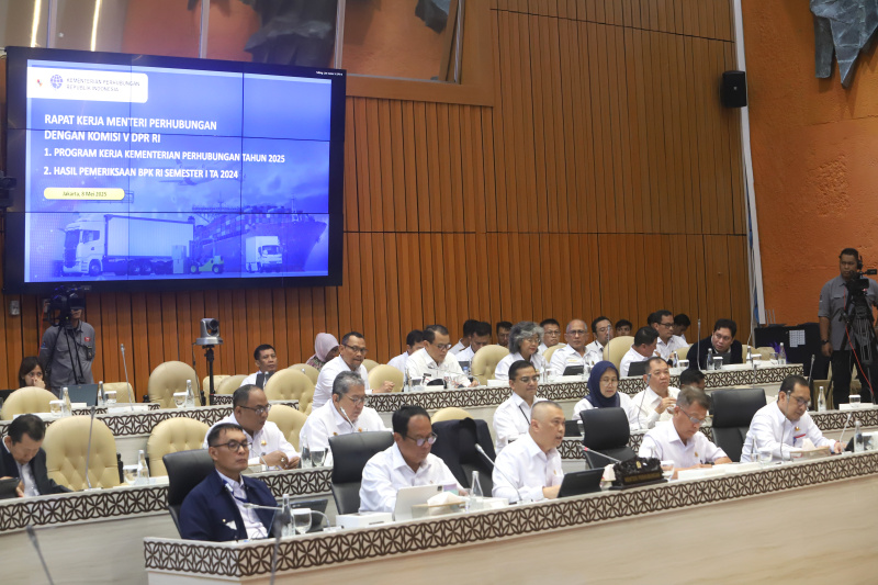 Komisi V DPR menggelar raker dengan Menteri Perhubungan Dudy Purwagandhi membahas Pagu Anggaran TA 2025 (Ashar/SinPo.id)