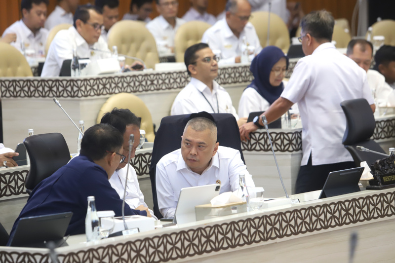 Komisi V DPR menggelar raker dengan Menteri Perhubungan Dudy Purwagandhi membahas Pagu Anggaran TA 2025 (Ashar/SinPo.id)