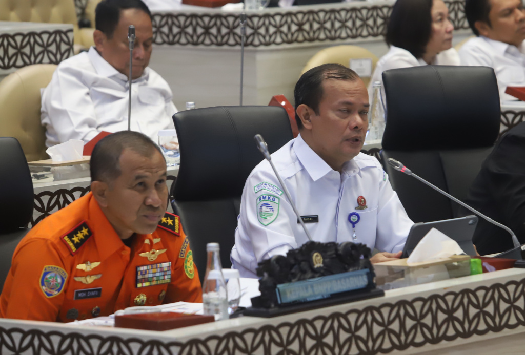 Komisi V DPR menggelar Raker Dengan Menhub, Basarnas, Wamen PU, Kepala BMKG, Koarlantas persiapan Nataru (Ashar/SinPo.id)