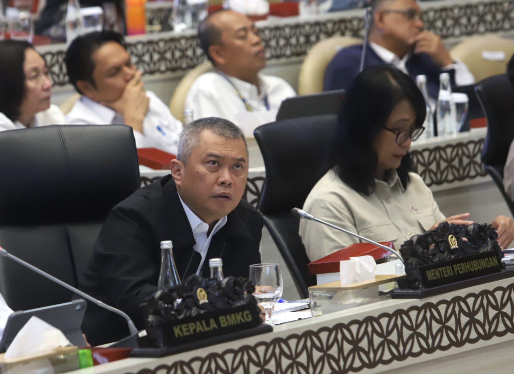 Komisi V DPR menggelar Raker Dengan Menhub, Basarnas, Wamen PU, Kepala BMKG, Koarlantas persiapan Nataru (Ashar/SinPo.id)