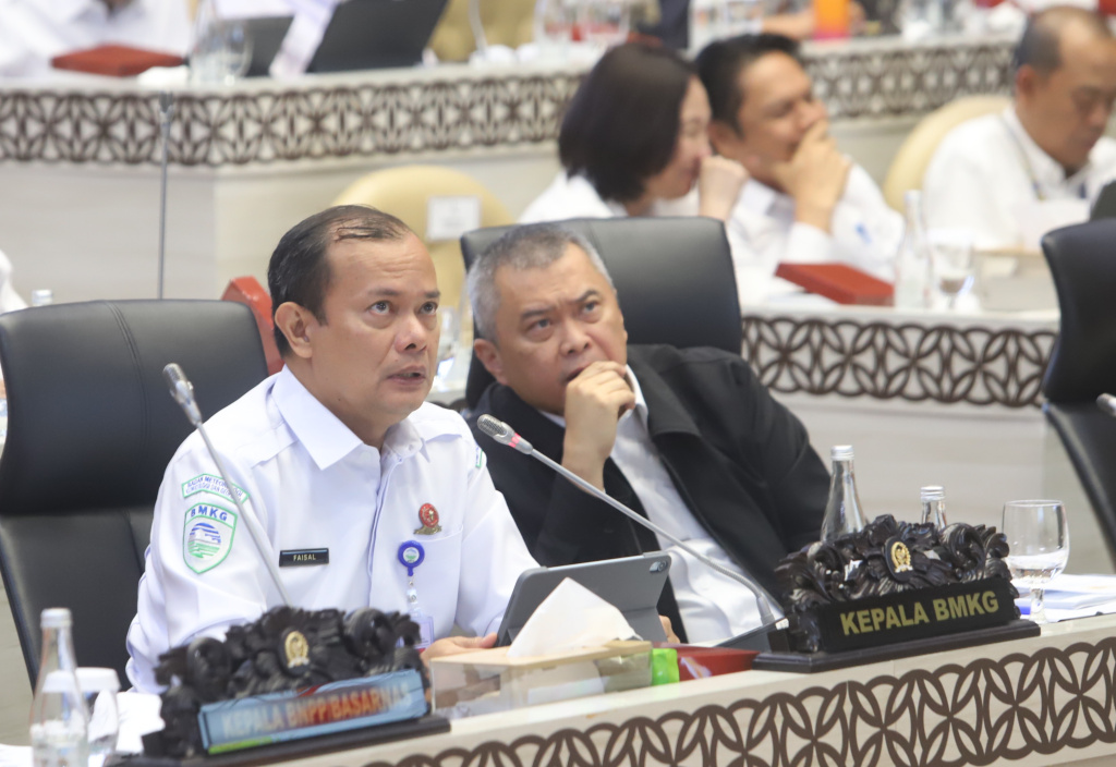 Komisi V DPR menggelar Raker Dengan Menhub, Basarnas, Wamen PU, Kepala BMKG, Koarlantas persiapan Nataru (Ashar/SinPo.id)