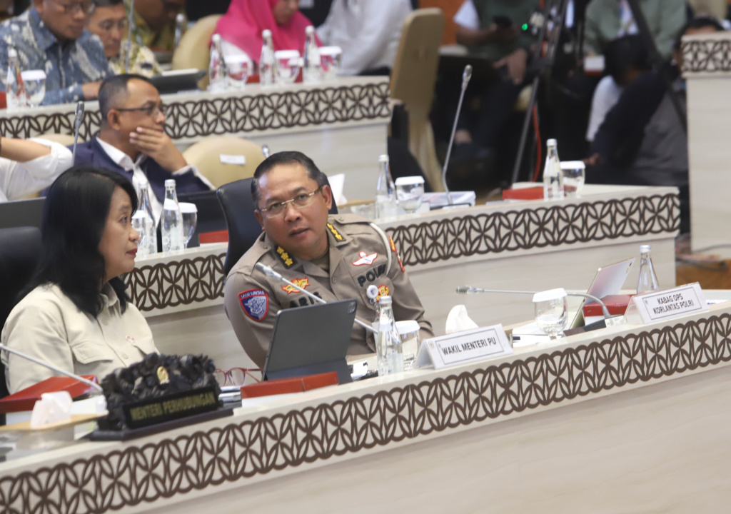 Komisi V DPR menggelar Raker Dengan Menhub, Basarnas, Wamen PU, Kepala BMKG, Koarlantas persiapan Nataru (Ashar/SinPo.id)