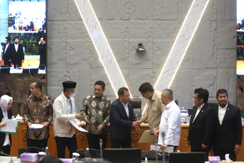 Komisi V DPR gelar raker dengan Menhub, MenPKP, dan MenTrans membahas Anggaran TA 2026 (Ashar/SinPo.id)