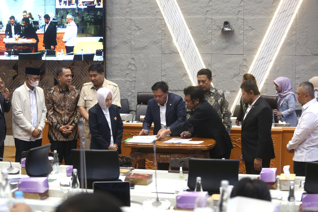 Komisi V DPR gelar raker dengan Menhub, MenPKP, dan MenTrans membahas Anggaran TA 2026 (Ashar/SinPo.id)