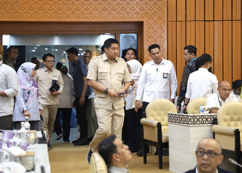 Komisi V DPR gelar raker dengan Menteri Perumahan dan Kawasan Pemukiman (PKP) Maruarar Sirait membahas  upaya pemenuhan program 3 juta rumah gratis (Ashar/SinPo.id)