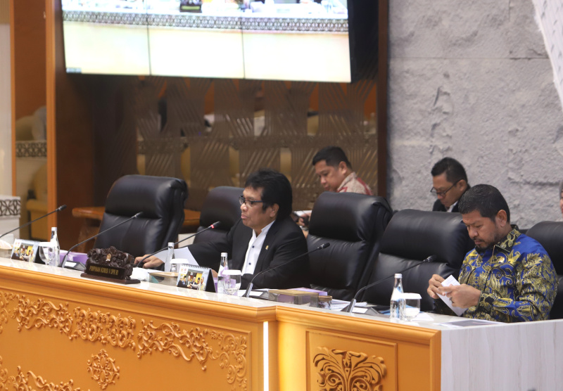Komisi V DPR gelar raker dengan Menteri Perumahan dan Kawasan Pemukiman (PKP) Maruarar Sirait membahas  upaya pemenuhan program 3 juta rumah gratis (Ashar/SinPo.id)