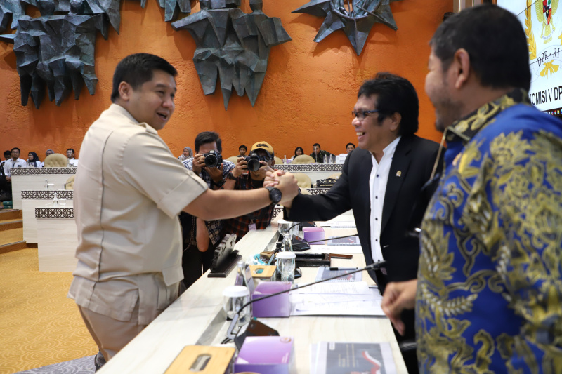 Komisi V DPR gelar raker dengan Menteri Perumahan dan Kawasan Pemukiman (PKP) Maruarar Sirait membahas  upaya pemenuhan program 3 juta rumah gratis (Ashar/SinPo.id)