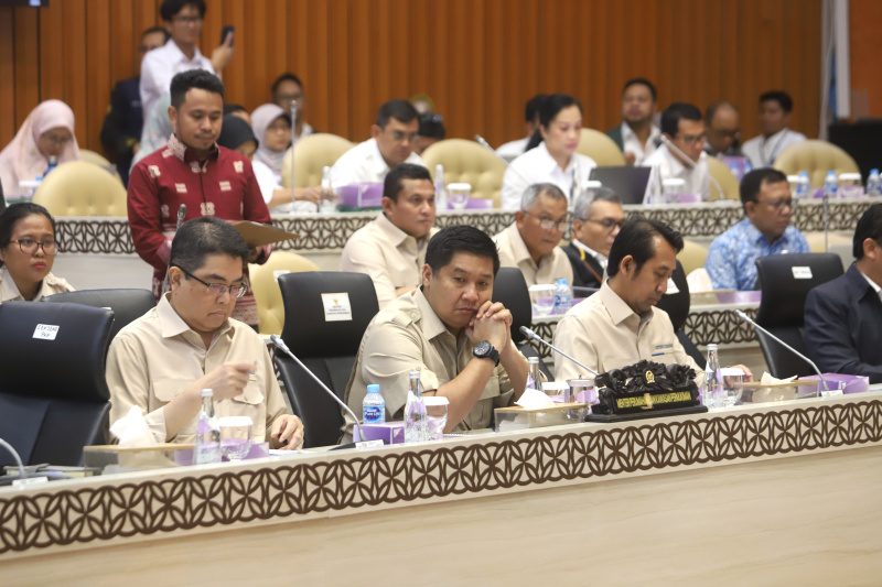 Komisi V DPR gelar raker dengan Menteri Perumahan dan Kawasan Pemukiman (PKP) Maruarar Sirait membahas  upaya pemenuhan program 3 juta rumah gratis (Ashar/SinPo.id)