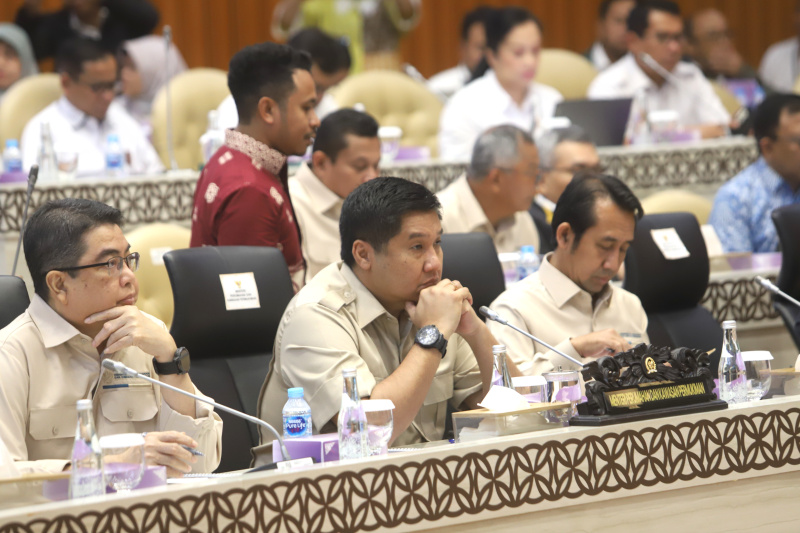 Komisi V DPR gelar raker dengan Menteri Perumahan dan Kawasan Pemukiman (PKP) Maruarar Sirait membahas  upaya pemenuhan program 3 juta rumah gratis (Ashar/SinPo.id)