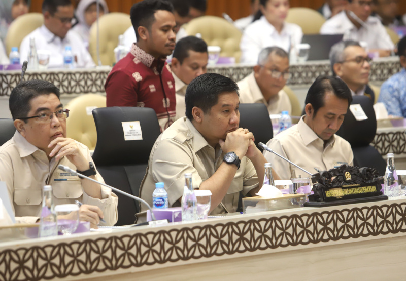 Komisi V DPR gelar raker dengan Menteri Perumahan dan Kawasan Pemukiman (PKP) Maruarar Sirait membahas  upaya pemenuhan program 3 juta rumah gratis (Ashar/SinPo.id)