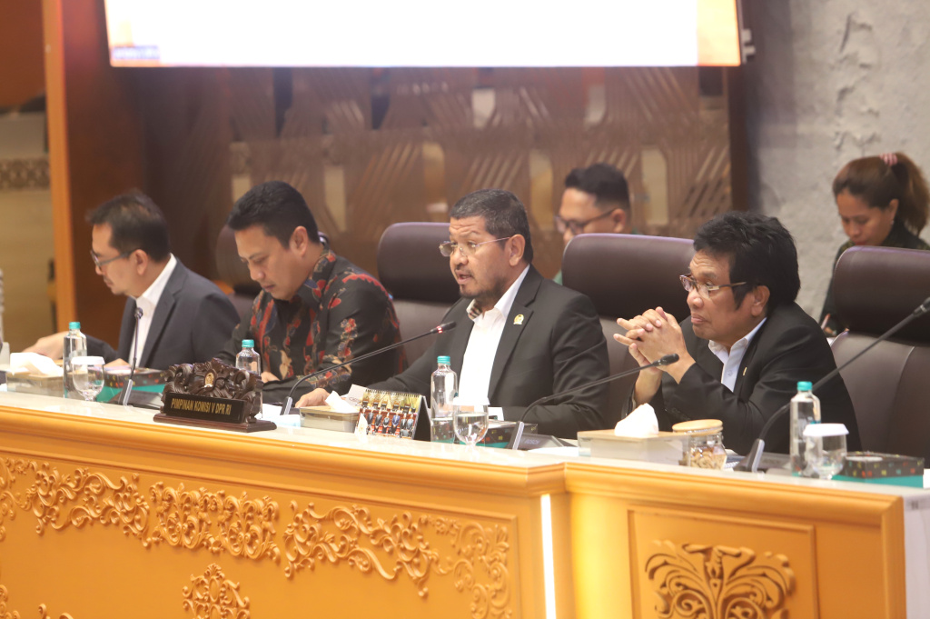 Komisi V DPR menggelar raker dengan Menteri PKP Maruarar Sirait membahas Pelaksanaan APBN  tahun anggaran 2026 (Ashar/SinPo.id)