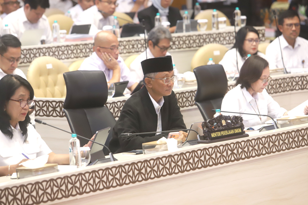 Komisi V DPR menggelar raker dengan Menteri PU Dody Hanggodo membahas evaluasi pelaksanaan APBN TA 2026 dan Pembangunan Infrastruktur (Ashar/SinPo.id)