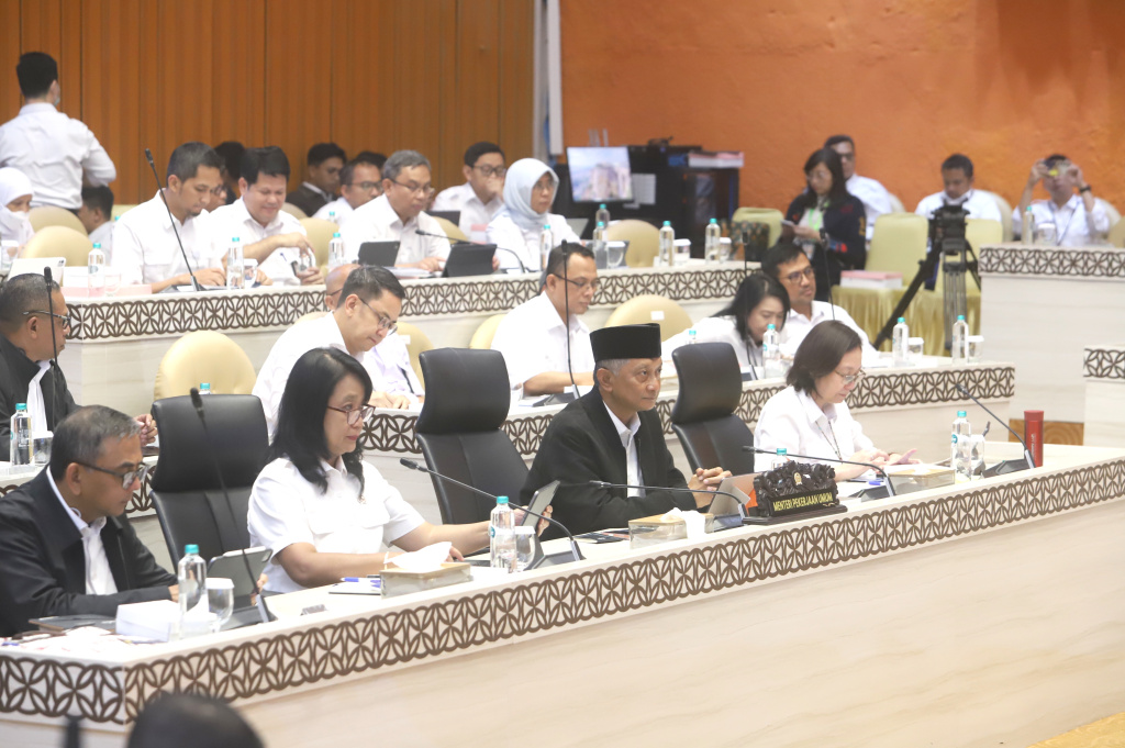 Komisi V DPR menggelar raker dengan Menteri PU Dody Hanggodo membahas evaluasi pelaksanaan APBN TA 2026 dan Pembangunan Infrastruktur (Ashar/SinPo.id)
