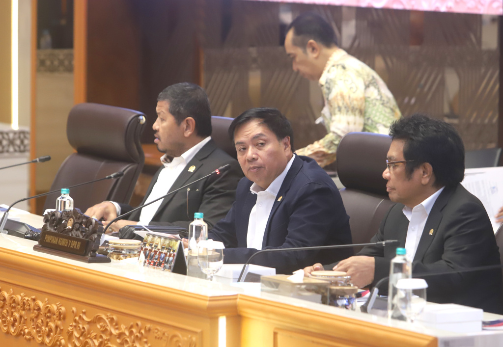 Komisi V DPR menggelar raker dengan Menteri PU Dody Hanggodo membahas evaluasi pelaksanaan APBN TA 2026 dan Pembangunan Infrastruktur (Ashar/SinPo.id)