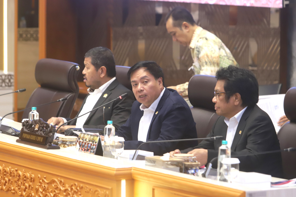 Komisi V DPR menggelar raker dengan Menteri PU Dody Hanggodo membahas evaluasi pelaksanaan APBN TA 2026 dan Pembangunan Infrastruktur (Ashar/SinPo.id)