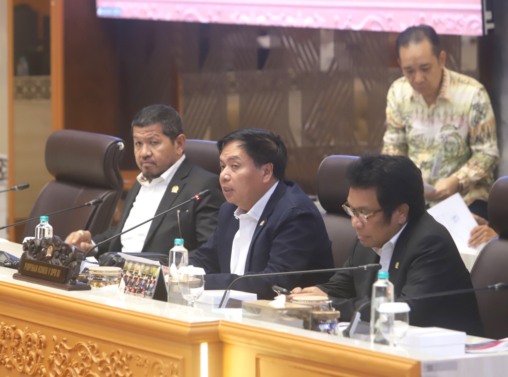 Komisi V DPR menggelar raker dengan Menteri PU Dody Hanggodo membahas evaluasi pelaksanaan APBN TA 2026 dan Pembangunan Infrastruktur (Ashar/SinPo.id)