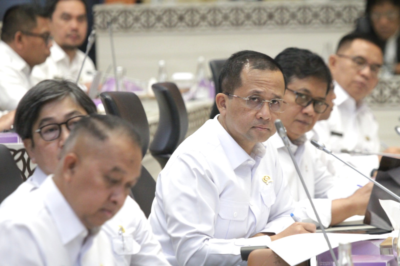 Komisi V DPR menggelar raker dengan Menteri Transmigrasi Iftitah Sulaiman membahas Pengelolaan dan Status Kawasan Transmigrasi yang masuk kawasan hutan (Ashar/SinPo.id)