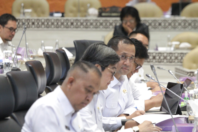 Komisi V DPR menggelar raker dengan Menteri Transmigrasi Iftitah Sulaiman membahas Pengelolaan dan Status Kawasan Transmigrasi yang masuk kawasan hutan (Ashar/SinPo.id)