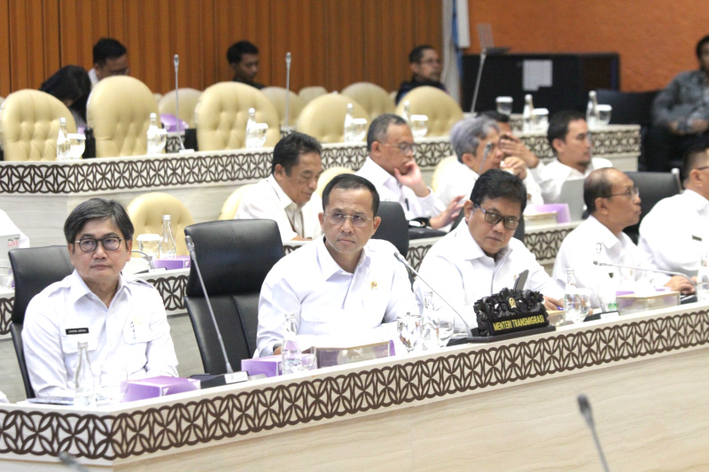 Komisi V DPR menggelar raker dengan Menteri Transmigrasi Iftitah Sulaiman membahas Pengelolaan dan Status Kawasan Transmigrasi yang masuk kawasan hutan (Ashar/SinPo.id)