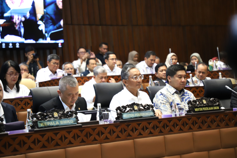 Komisi V DPR gela raker dengan Kementrian Perhubungan, Desa dan PDT, Pekerjaan Umum, Transmigrasi, Perumahan (Ashar/SinPo.id)