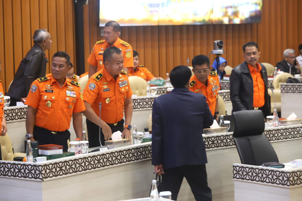 Komisi V DPR menggelar RDP dengan BNPP/BASARNAS dan BMKG Bahas bencana banjir di Aceh dan Sumatera (Ashar/SinPo.id)