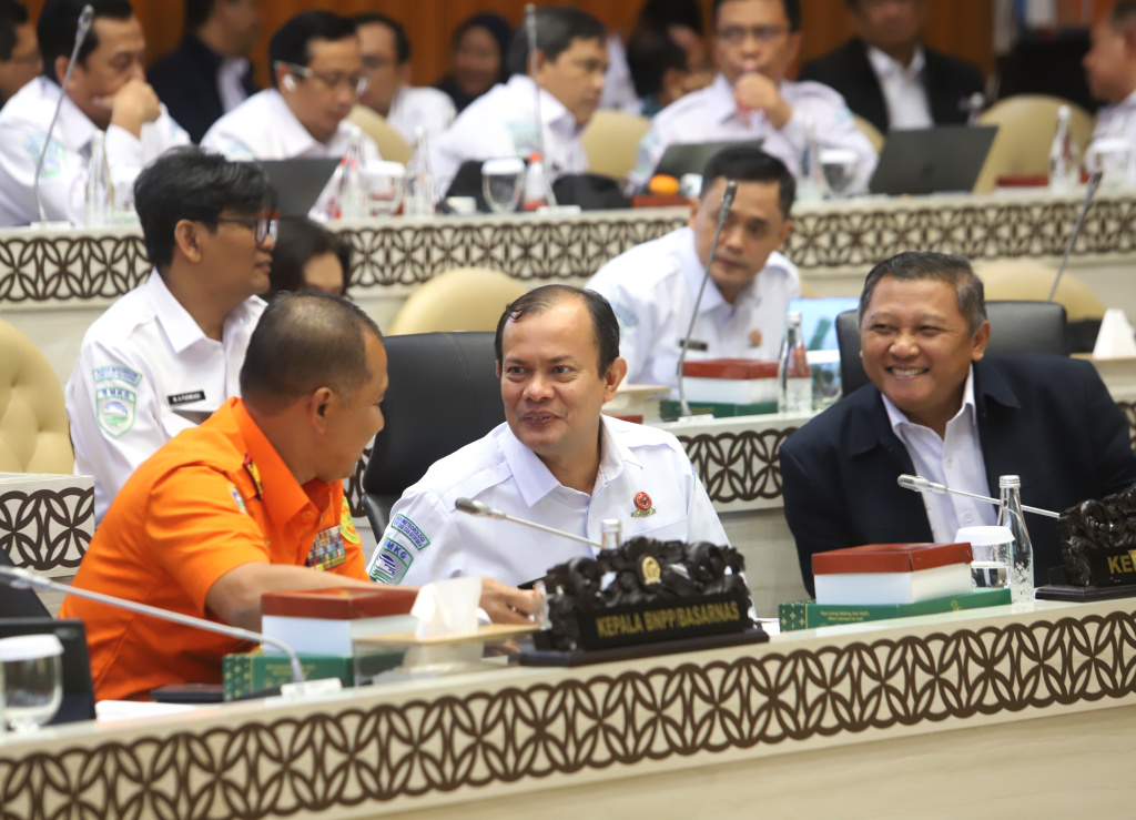 Komisi V DPR menggelar RDP dengan BNPP/BASARNAS dan BMKG Bahas bencana banjir di Aceh dan Sumatera (Ashar/SinPo.id)