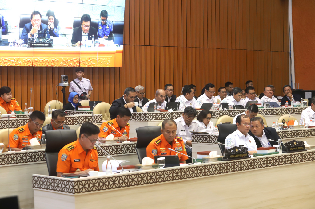 Komisi V DPR menggelar RDP dengan BNPP/BASARNAS dan BMKG Bahas bencana banjir di Aceh dan Sumatera (Ashar/SinPo.id)