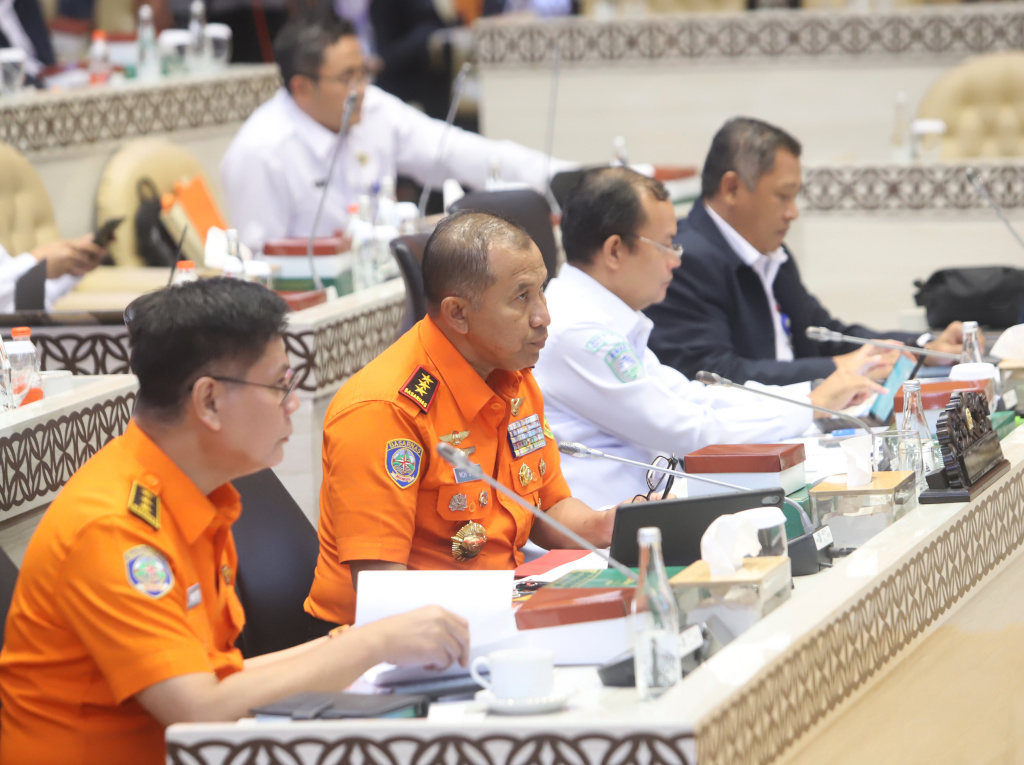 Komisi V DPR menggelar RDP dengan BNPP/BASARNAS dan BMKG Bahas bencana banjir di Aceh dan Sumatera (Ashar/SinPo.id)