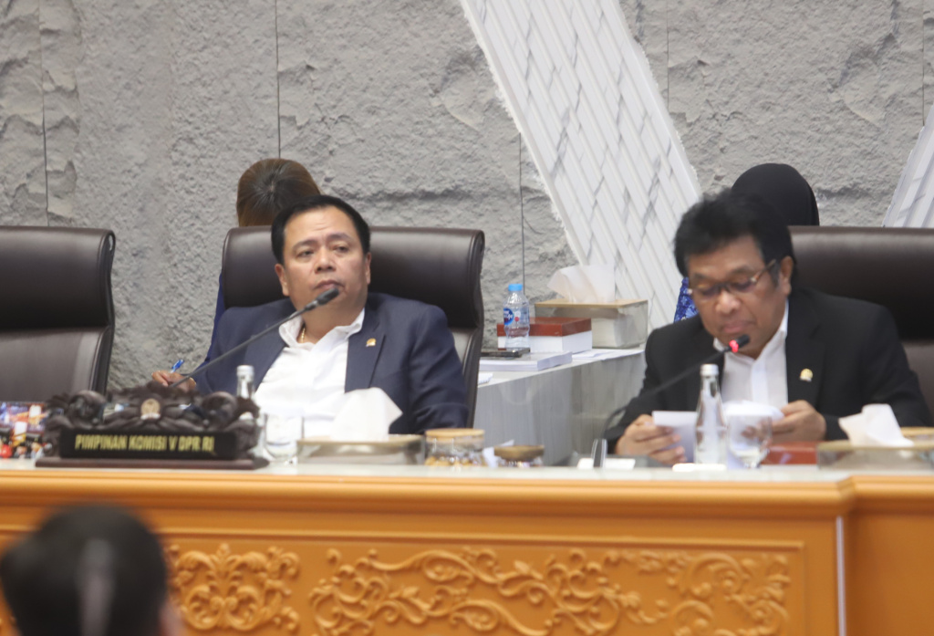 Komisi V DPR menggelar RDP dengan BNPP/BASARNAS dan BMKG Bahas bencana banjir di Aceh dan Sumatera (Ashar/SinPo.id)