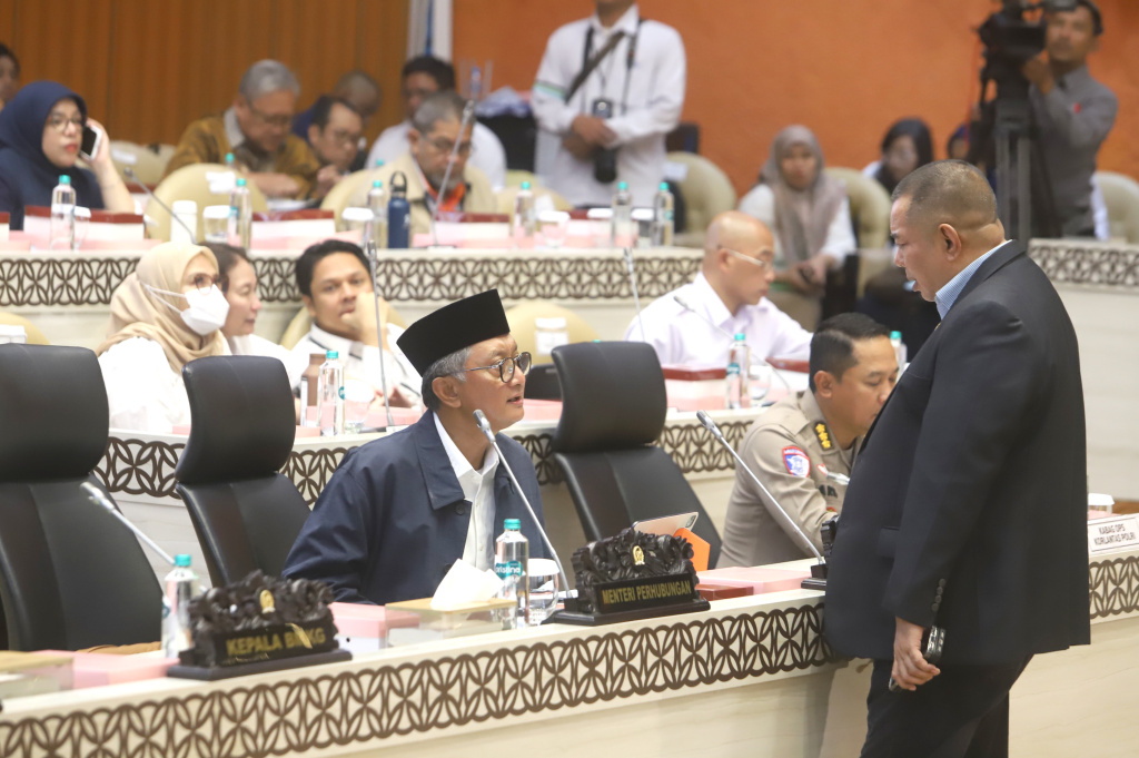 Komisi V DPR gelar RDP dengan Menteri Perhubungan Dudy Purwagandhi membahas evaluasi Arus Mudik 2026 (Ashar/SinPo.id)