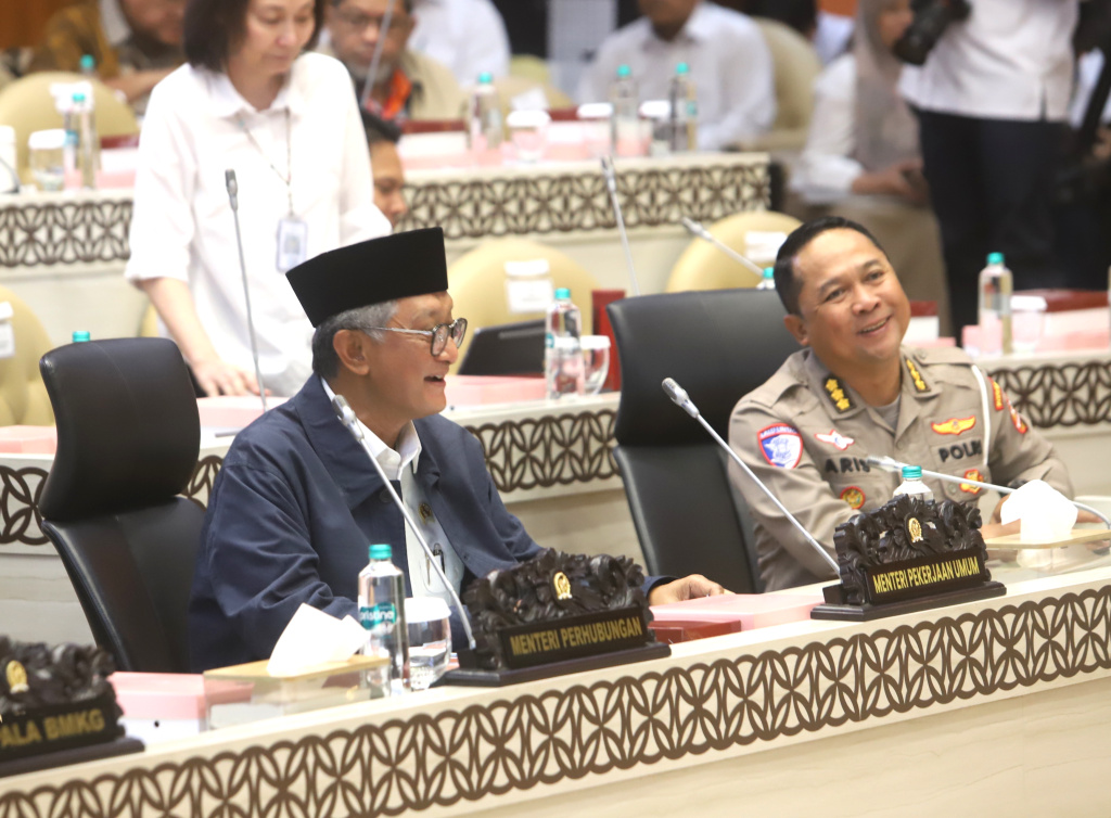 Komisi V DPR gelar RDP dengan Menteri Perhubungan Dudy Purwagandhi membahas evaluasi Arus Mudik 2026 (Ashar/SinPo.id)