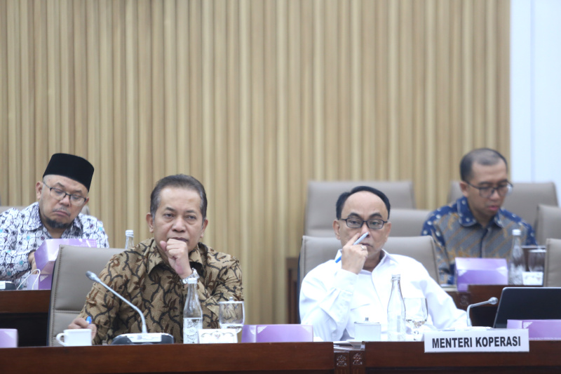 Komisi VI DPR gelar raker dengan Menteri Koperasi Budi Arie membahas program kerja dan anggaran 2025 (Ashar/SinPo.id)