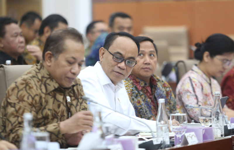 Komisi VI DPR gelar raker dengan Menteri Koperasi Budi Arie membahas program kerja dan anggaran 2025 (Ashar/SinPo.id)