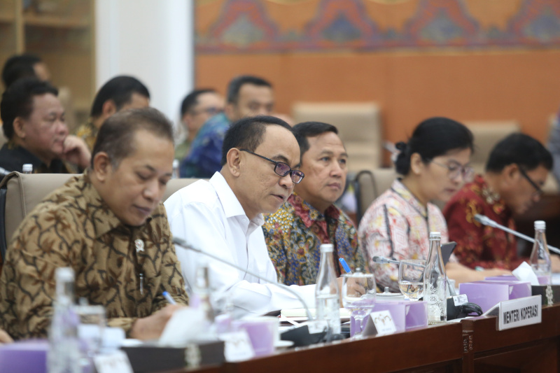 Komisi VI DPR gelar raker dengan Menteri Koperasi Budi Arie membahas program kerja dan anggaran 2025 (Ashar/SinPo.id)