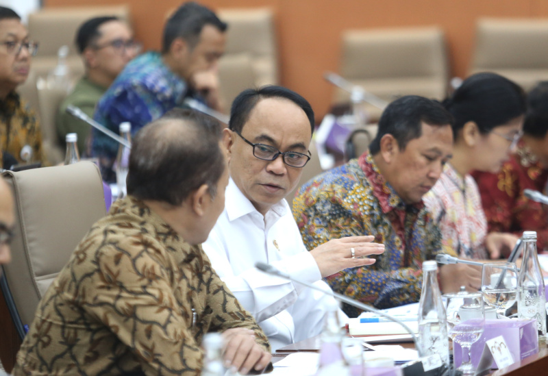 Komisi VI DPR gelar raker dengan Menteri Koperasi Budi Arie membahas program kerja dan anggaran 2025 (Ashar/SinPo.id)